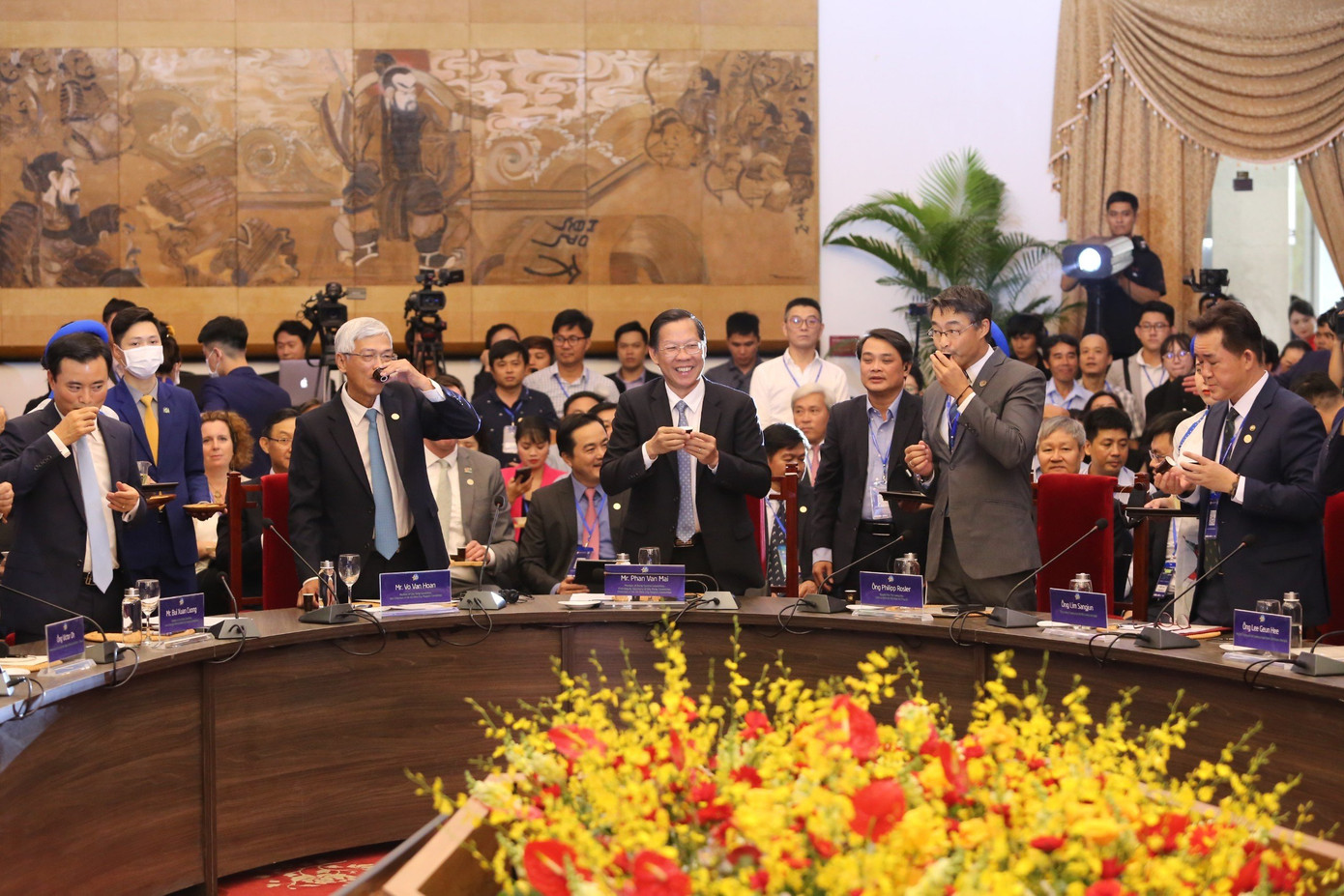 Chủ tịch UBND TPHCM Phan Văn Mãi thưởng trà cùng các chuyên gia, CEO quốc tế. Chủ tịch UBND TPHCM Phan Văn Mãi thưởng trà cùng các chuyên gia, CEO quốc tế.