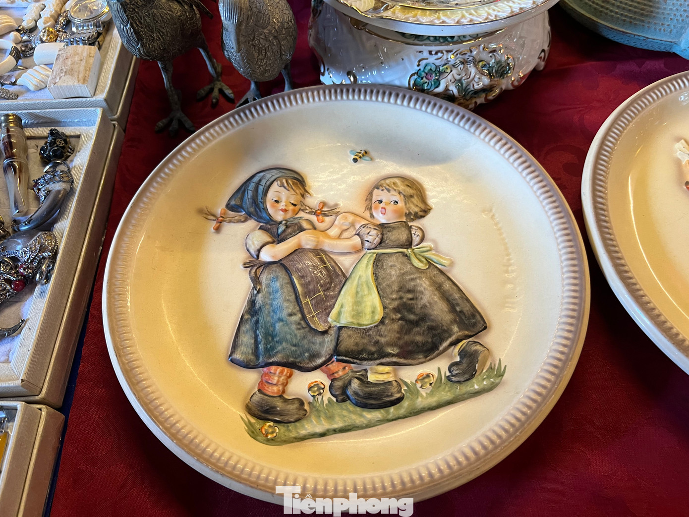 ... đến những chiếc dĩa, ly chén, muỗng thìa... có từ thế kỷ trước, nguồn gốc hàng hóa ở châu Âu, Nhật Bản, Pháp, Mỹ...