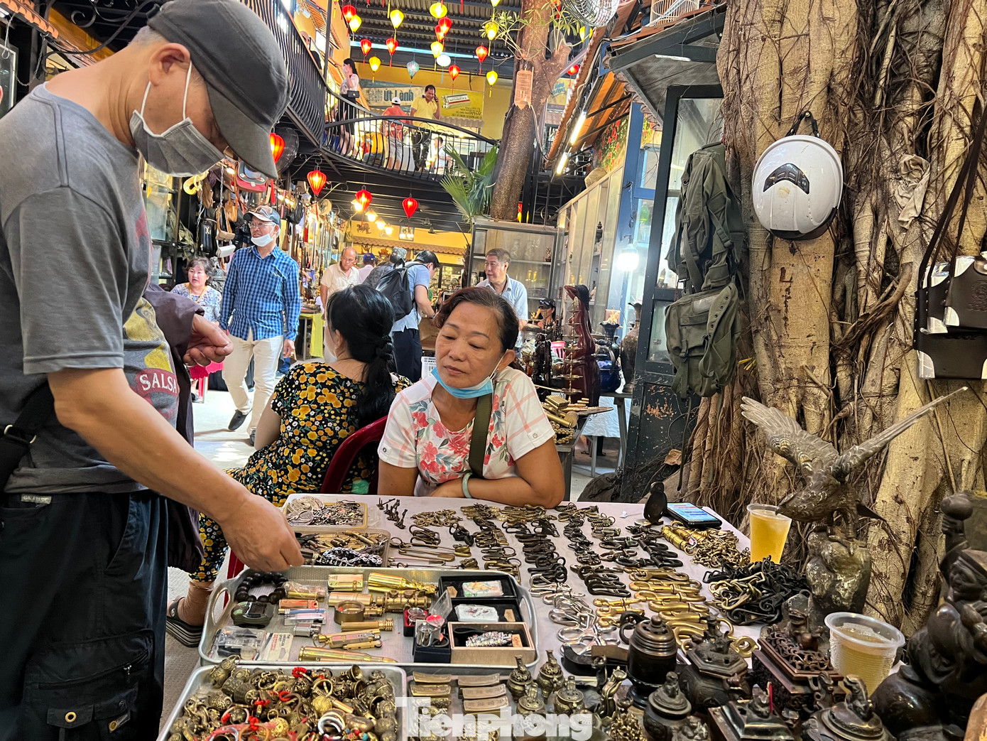 Khách thỏa thuê ngắm nghía, sờ nắn hiện vật mà không sợ người bán hàng phiền lòng