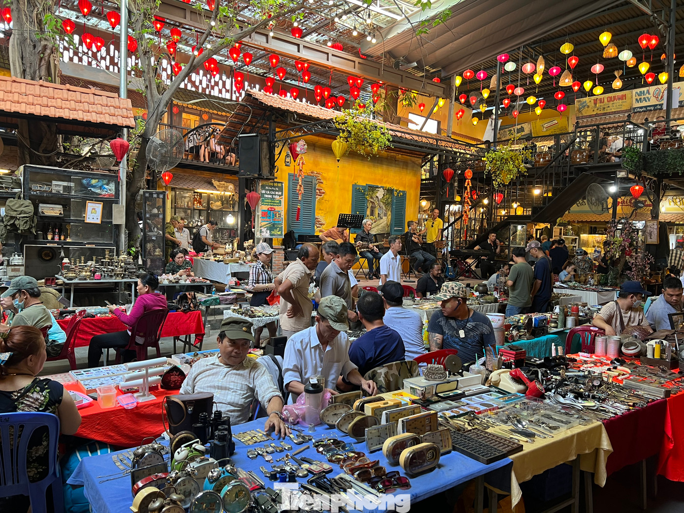 Khuôn viên chợ đồ cổ phủ đầy các gian hàng ngay từ lối đi vào