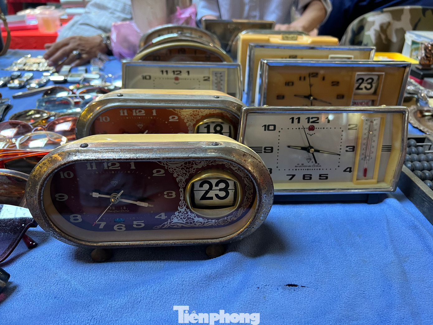 Chợ có đủ các món hàng từ đồng hồ, máy hát, quạt, đèn...