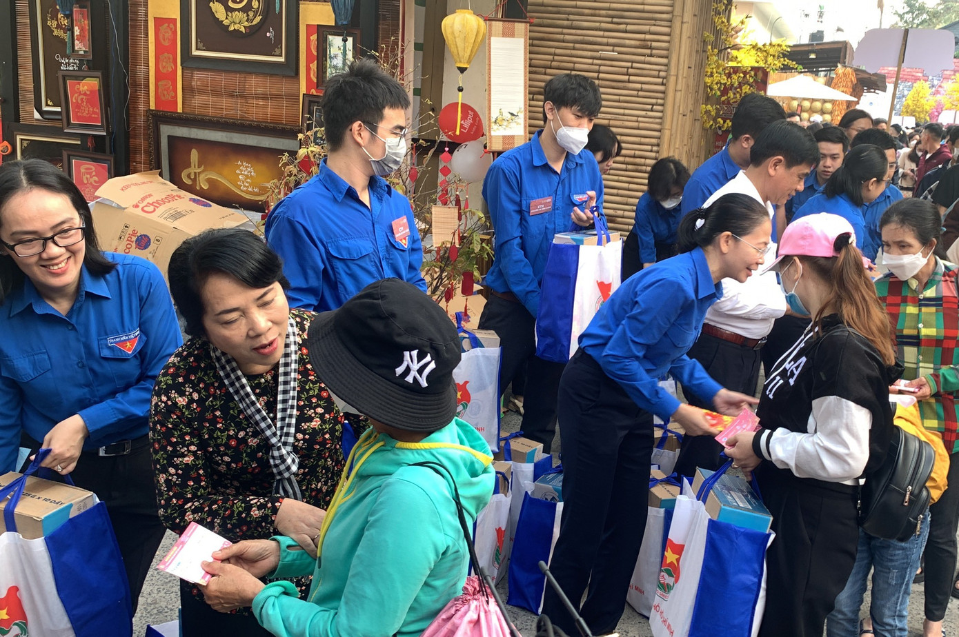 Công nhân TPHCM vui mừng nhận vé xe miễn phí về quê đón Tết sáng 17/1