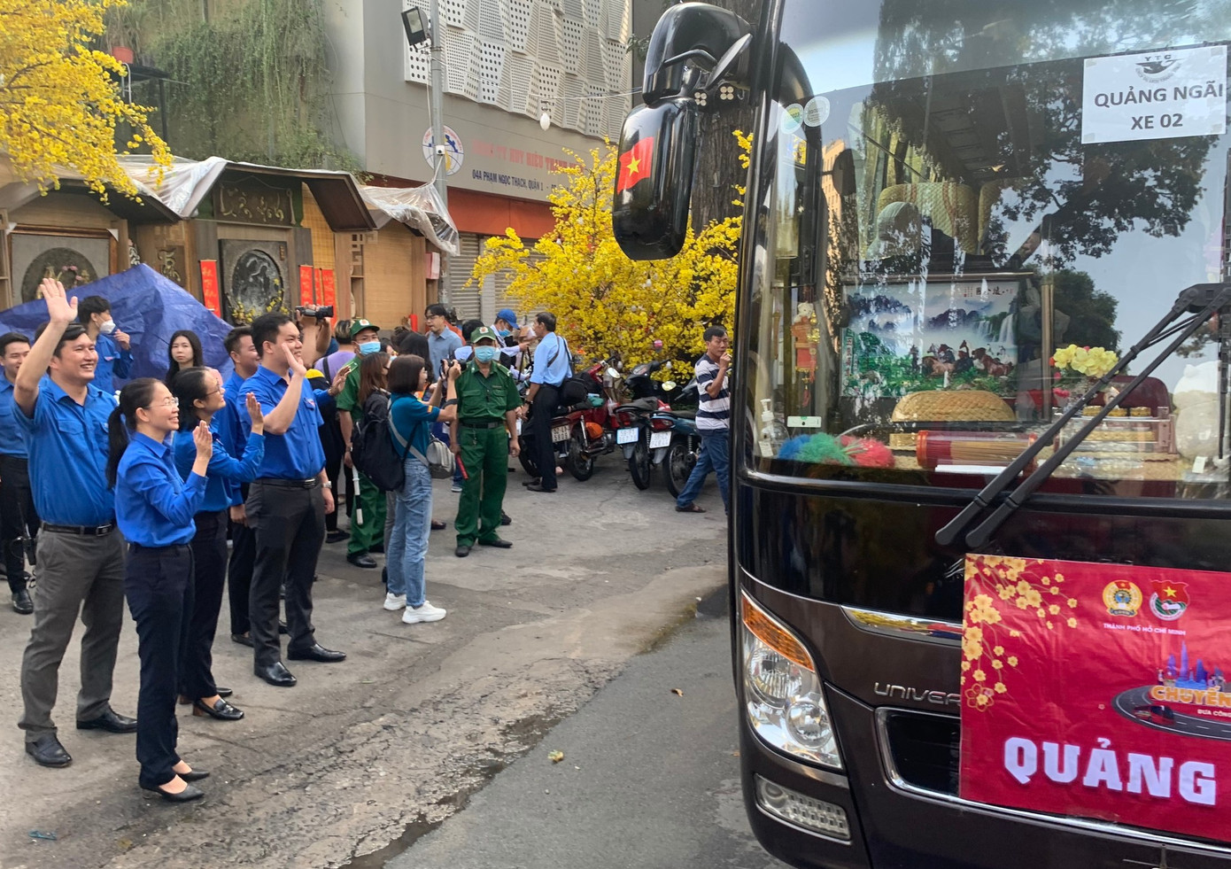 Lãnh đạo Thành Đoàn TPHCM, LĐLĐ TPHCM chúc công nhân về quê đón Tết hạnh phúc bên gia đình