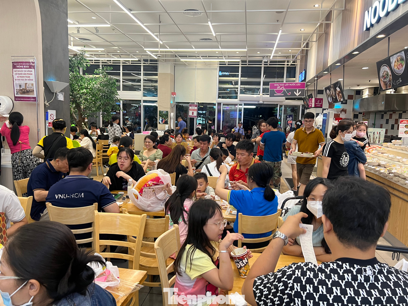 Càng về chiều tối, các hàng quán càng đông khách