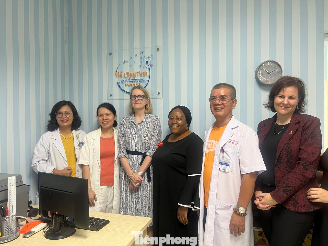 Các đại biểu chụp ảnh lưu niệm tại đơn vị Bồ Công Anh Các đại biểu chụp ảnh lưu niệm tại đơn vị Bồ Công Anh