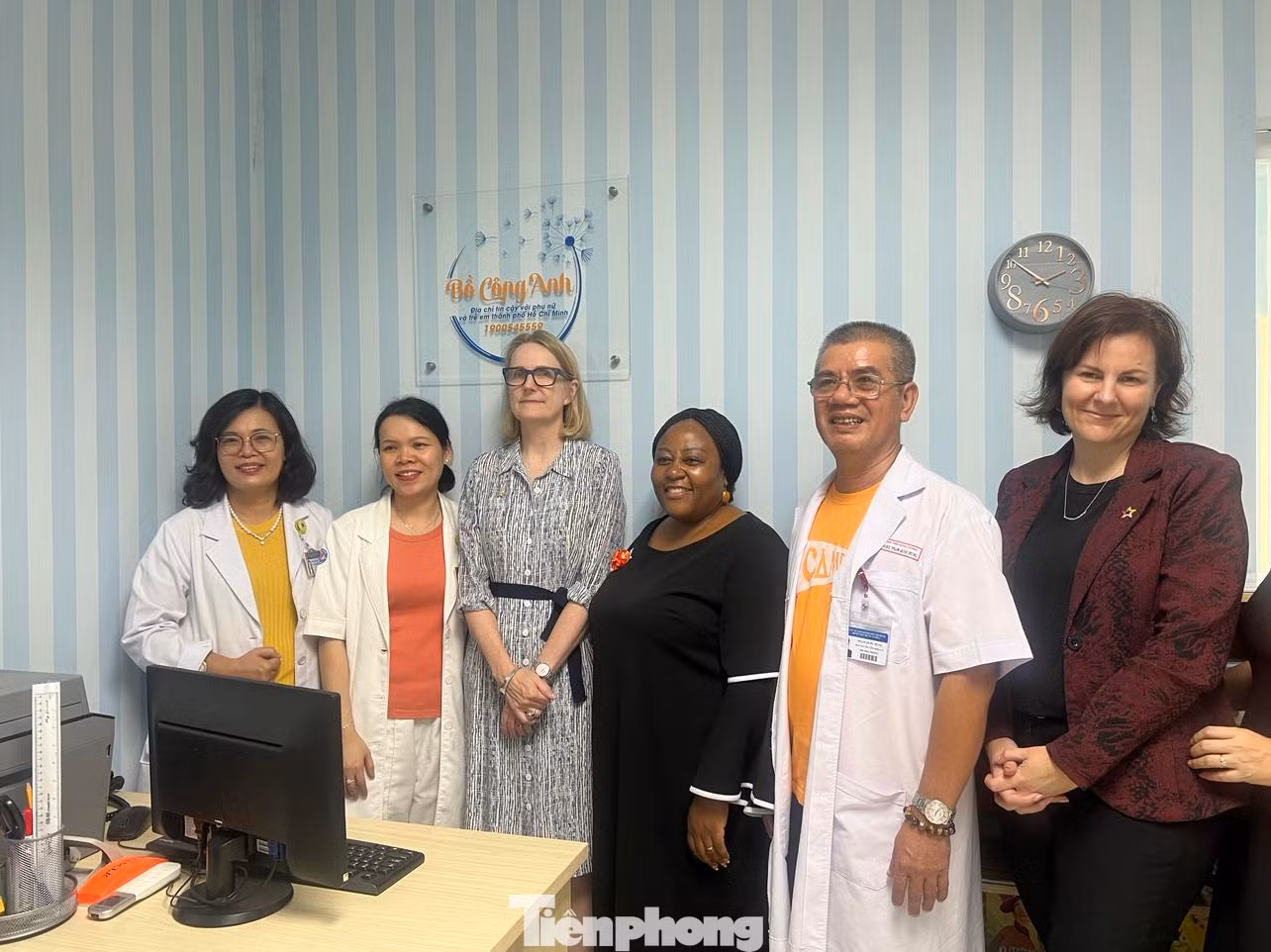 Các đại biểu chụp ảnh lưu niệm tại đơn vị Bồ Công Anh Các đại biểu chụp ảnh lưu niệm tại đơn vị Bồ Công Anh
