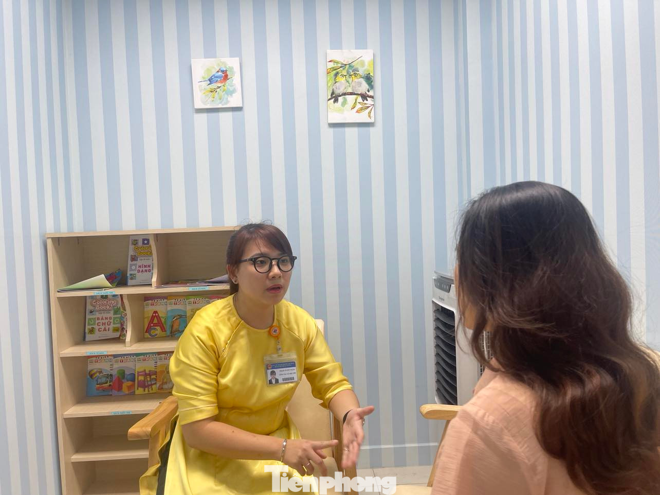 Nhân viên Công tác xã hội đơn vị Bồ Công Anh tư vấn cho người cần hỗ trợ Nhân viên Công tác xã hội đơn vị Bồ Công Anh tư vấn cho người cần hỗ trợ