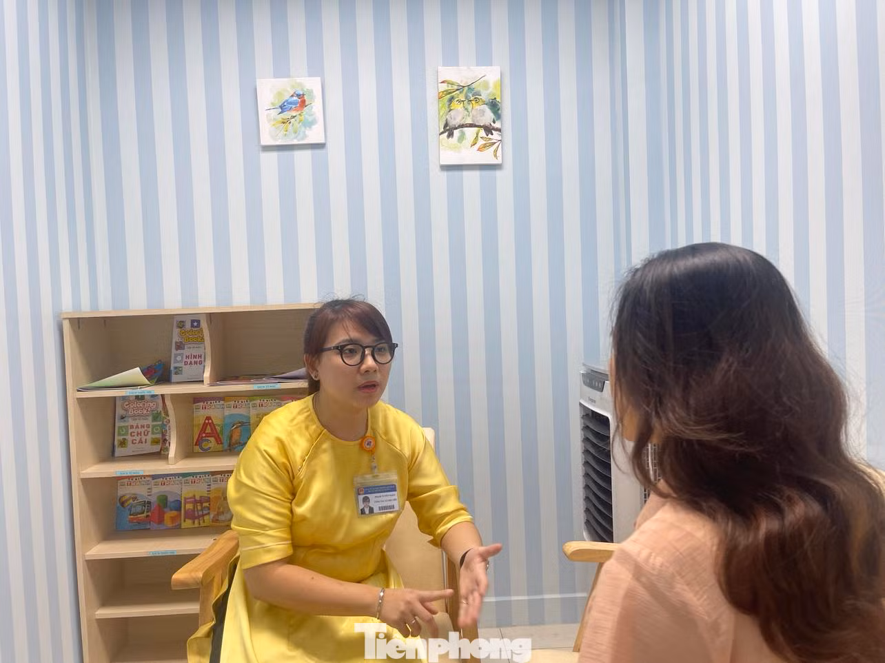 Nhân viên Công tác xã hội đơn vị Bồ Công Anh tư vấn cho người cần hỗ trợ Nhân viên Công tác xã hội đơn vị Bồ Công Anh tư vấn cho người cần hỗ trợ