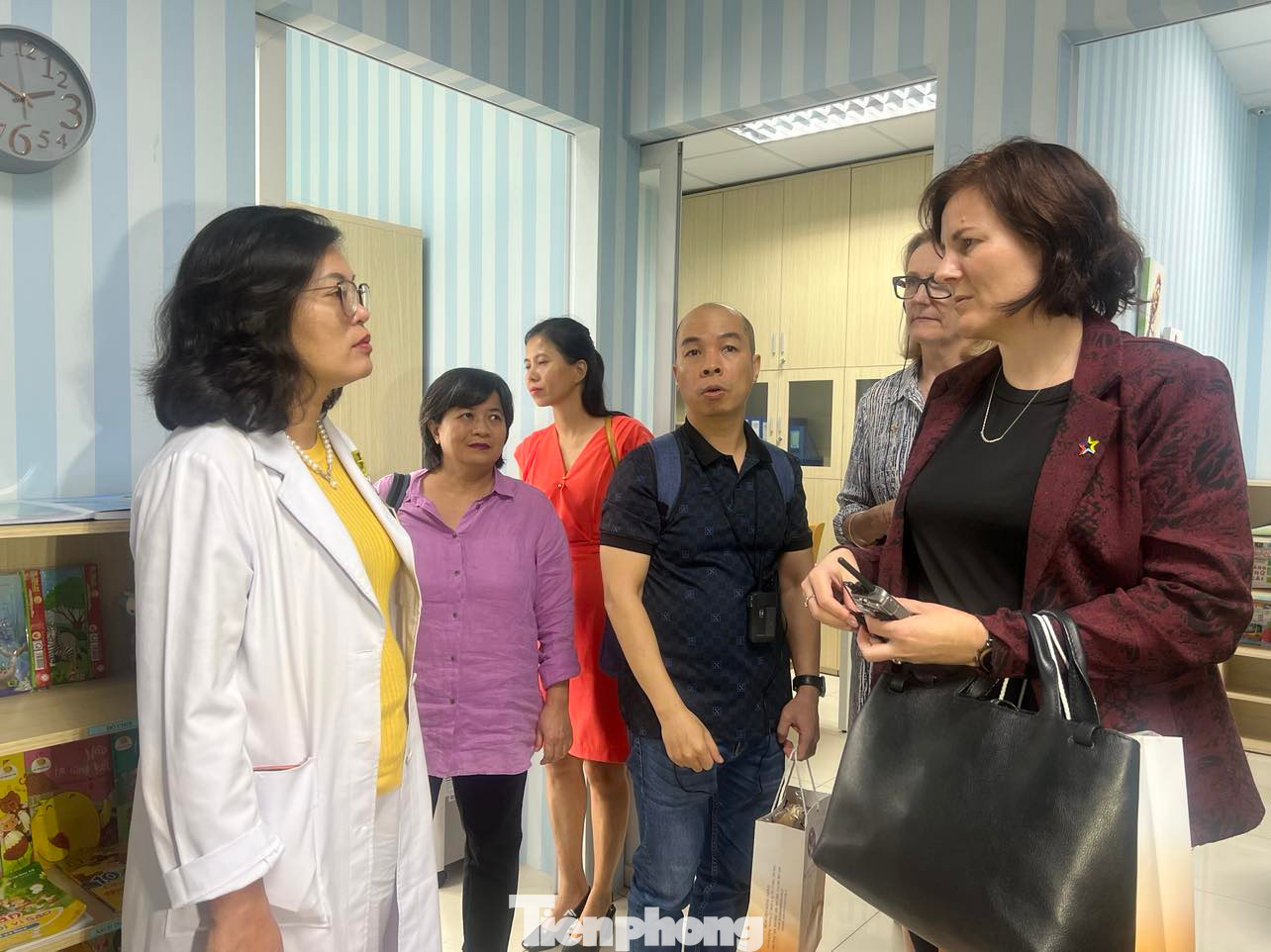 PGS.TS.BS Hoàng Thị Diễm Tuyết (bìa trái), Giám đốc Bệnh viện Hùng Vương tiếp đoàn công tác PGS.TS.BS Hoàng Thị Diễm Tuyết (bìa trái), Giám đốc Bệnh viện Hùng Vương tiếp đoàn công tác