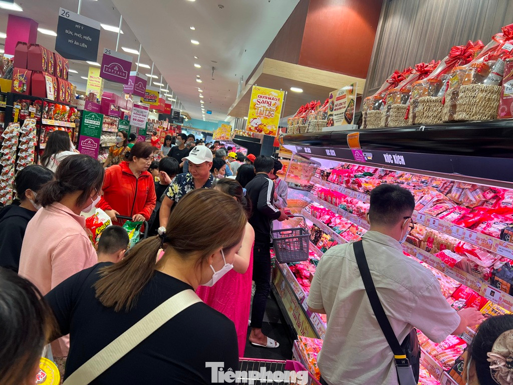Người dân bắt đầu đổ vào siêu thị mua sắm Tết