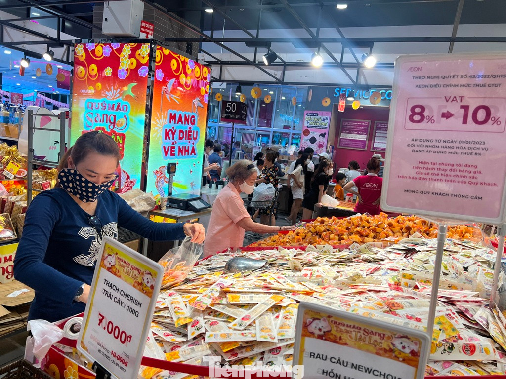 Hàng Tết ngập tràn siêu thị