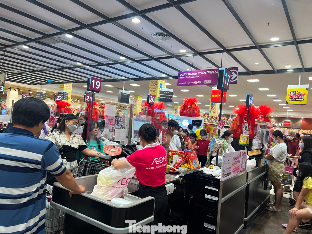 Các siêu thị kéo dài thời gian mở cửa và phục vụ khách đến tận nửa đêm