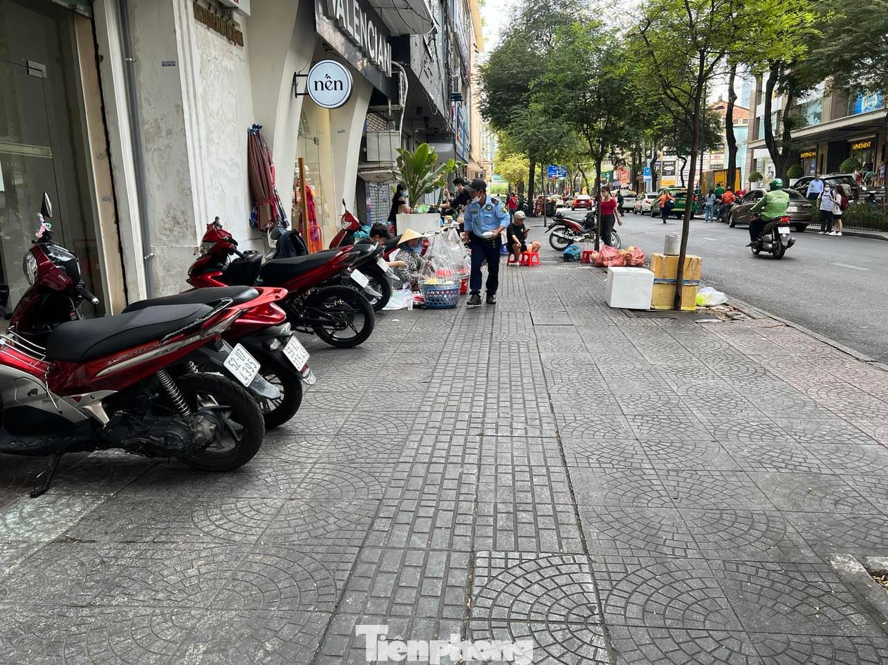 Bên hông trung tâm thương mại Vincom (quận 1), người bán hàng rong nép sát vào bên đường. "Chúng tôi tuy bán hàng rong nhưng luôn chấp hành đúng quy định dành lối cho người đi bộ" - bà Bình (60 tuổi), bán bánh tráng trộn, nước giải khát cho biết. Bên hông trung tâm thương mại Vincom (quận 1), người bán hàng rong nép sát vào bên đường. "Chúng tôi tuy bán hàng rong nhưng luôn chấp hành đúng quy định dành lối cho người đi bộ" - bà Bình (60 tuổi), bán bánh tráng trộn, nước giải khát cho biết.