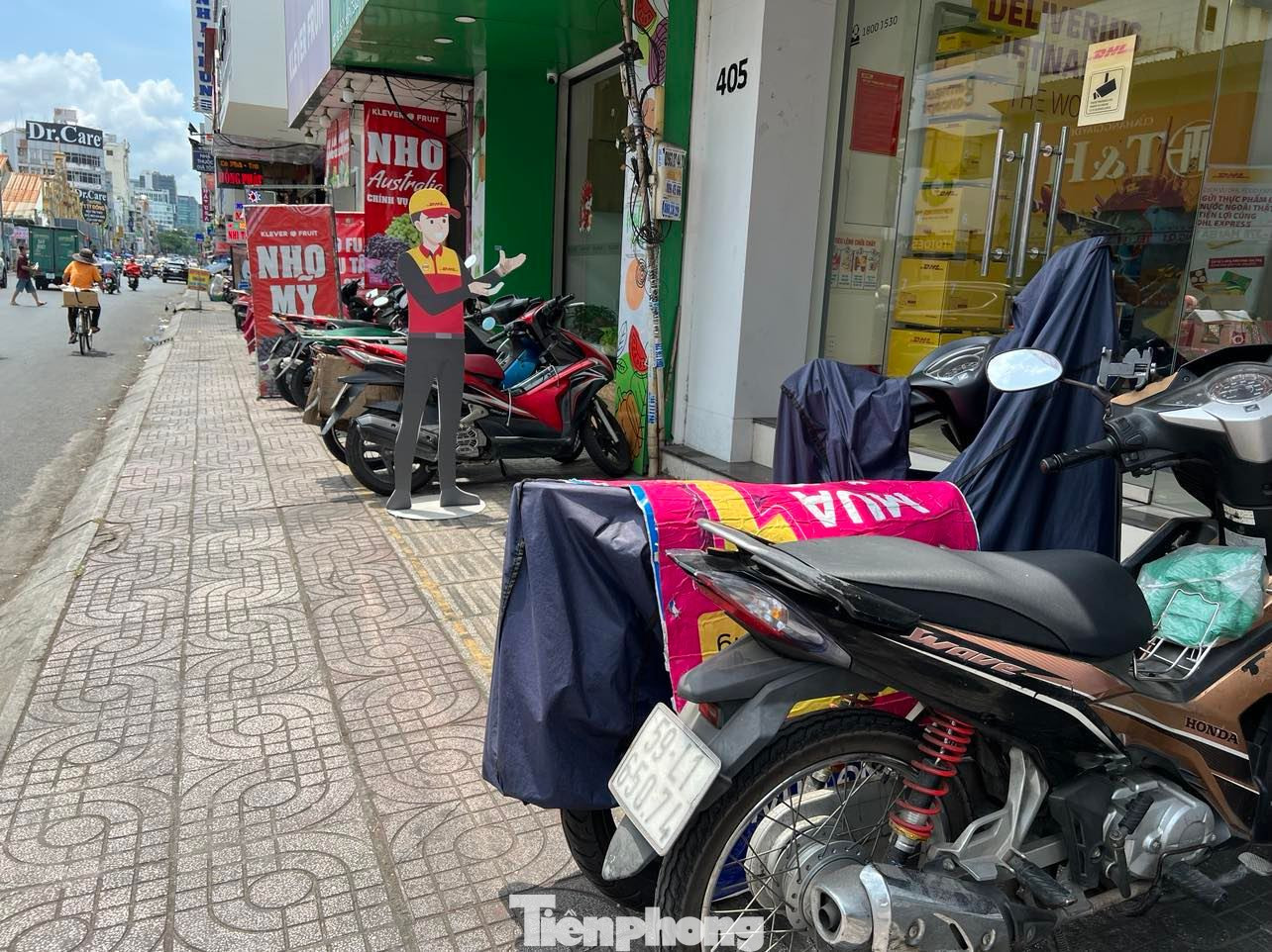 Đường Hai Bà Trưng (quận 3), xe máy được xếp sát trong khu vực vạch kẻ vàng. Đường Hai Bà Trưng (quận 3), xe máy được xếp sát trong khu vực vạch kẻ vàng.