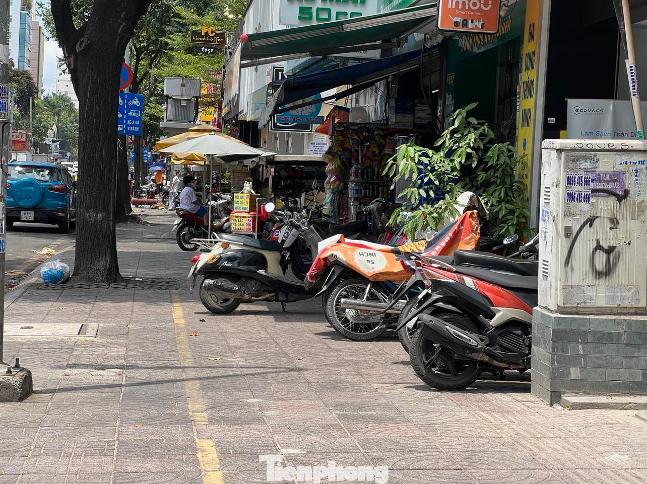 Hầu như không cửa tiệm, hàng quán nào để xe lấn ra ngoài vạch kẻ tại nhiều khu vực ở quận 3 Hầu như không cửa tiệm, hàng quán nào để xe lấn ra ngoài vạch kẻ tại nhiều khu vực ở quận 3