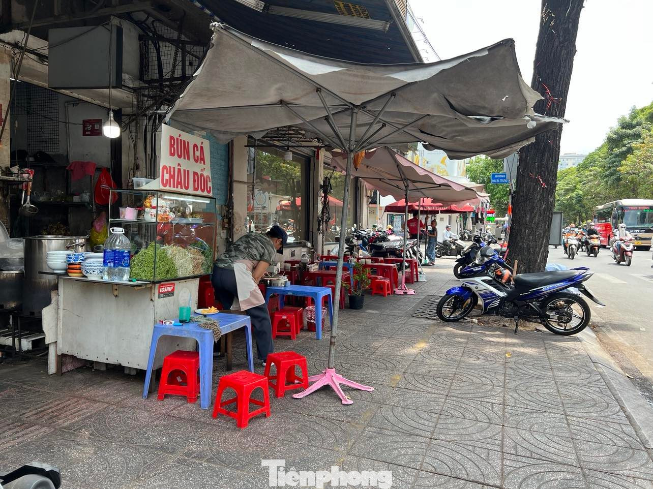 Hàng ăn trên các tuyến đường ở quận 1 như Đồng Khởi, Lý Tự Trọng... đều chấp hành đúng quy định của vạch kẻ vàng để dành lối cho người đi bộ. Hàng ăn trên các tuyến đường ở quận 1 như Đồng Khởi, Lý Tự Trọng... đều chấp hành đúng quy định của vạch kẻ vàng để dành lối cho người đi bộ.