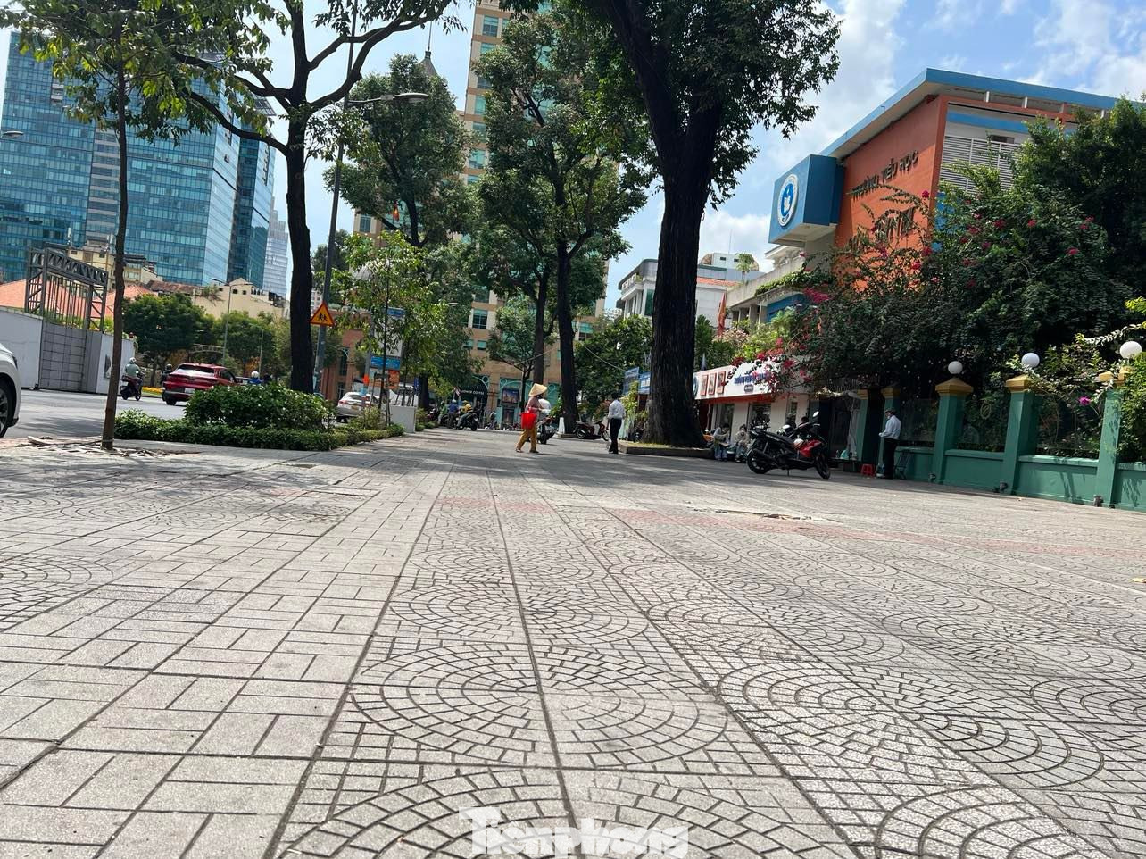Phần vỉa hè dành cho người đi bộ rộng thênh thang, thông thoáng trên đường Lê Duẩn (quận 1). Ngày 5/4, trao đổi với PV báo Tiền Phong, ông Vũ Nguyễn Quang Vinh - Phó chủ tịch UBND quận 1 cho biết, năm 2017, khi quận 1 thực hiện việc lập lại trật tự vỉa hè lòng đường, đã tính đến việc sắp xếp lại một số hộ khó khăn đang bán hàng rong, sinh sống trên địa bàn quận 1 nên đã lập 2 phố hàng rong trên đường Nguyễn Văn Chiêm và công viên Bách Tùng Diệp. Đến nay, bước đầu đã có những hiệu quả nhất định. Phần vỉa hè dành cho người đi bộ rộng thênh thang, thông thoáng trên đường Lê Duẩn (quận 1). Ngày 5/4, trao đổi với PV báo Tiền Phong, ông Vũ Nguyễn Quang Vinh - Phó chủ tịch UBND quận 1 cho biết, năm 2017, khi quận 1 thực hiện việc lập lại trật tự vỉa hè lòng đường, đã tính đến việc sắp xếp lại một số hộ khó khăn đang bán hàng rong, sinh sống trên địa bàn quận 1 nên đã lập 2 phố hàng rong trên đường Nguyễn Văn Chiêm và công viên Bách Tùng Diệp. Đến nay, bước đầu đã có những hiệu quả nhất định.
