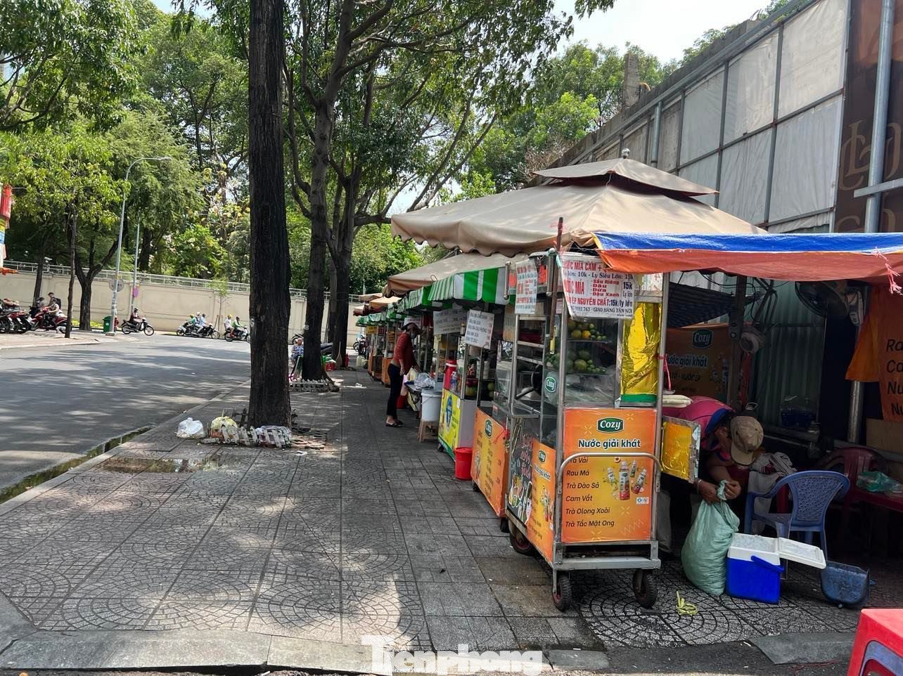 Theo UBND phường Bến Nghé (quận 1), mô hình “khu ẩm thực thí điểm kinh doanh có thời gian” trên tuyến đường Nguyễn Văn Chiêm vừa giúp nhiều hộ có công ăn việc làm, thu nhập, ra khỏi diện nghèo, vừa hạn chế tình trạng buôn bán hàng rong tự phát. Do đó, UBND phường tiếp tục rà soát, đề xuất một số địa điểm, khu vực tổ chức kinh doanh ăn uống có thời gian như vỉa hè đường Chu Mạnh Trinh (bên hông Bệnh viện Nhi Đồng 2), hẻm 17 Lê Duẩn - 34 Nguyễn Du, vỉa hè đường Huỳnh Thúc Kháng, vỉa hè đầu đường Thái Văn Lung. Theo UBND phường Bến Nghé (quận 1), mô hình “khu ẩm thực thí điểm kinh doanh có thời gian” trên tuyến đường Nguyễn Văn Chiêm vừa giúp nhiều hộ có công ăn việc làm, thu nhập, ra khỏi diện nghèo, vừa hạn chế tình trạng buôn bán hàng rong tự phát. Do đó, UBND phường tiếp tục rà soát, đề xuất một số địa điểm, khu vực tổ chức kinh doanh ăn uống có thời gian như vỉa hè đường Chu Mạnh Trinh (bên hông Bệnh viện Nhi Đồng 2), hẻm 17 Lê Duẩn - 34 Nguyễn Du, vỉa hè đường Huỳnh Thúc Kháng, vỉa hè đầu đường Thái Văn Lung.