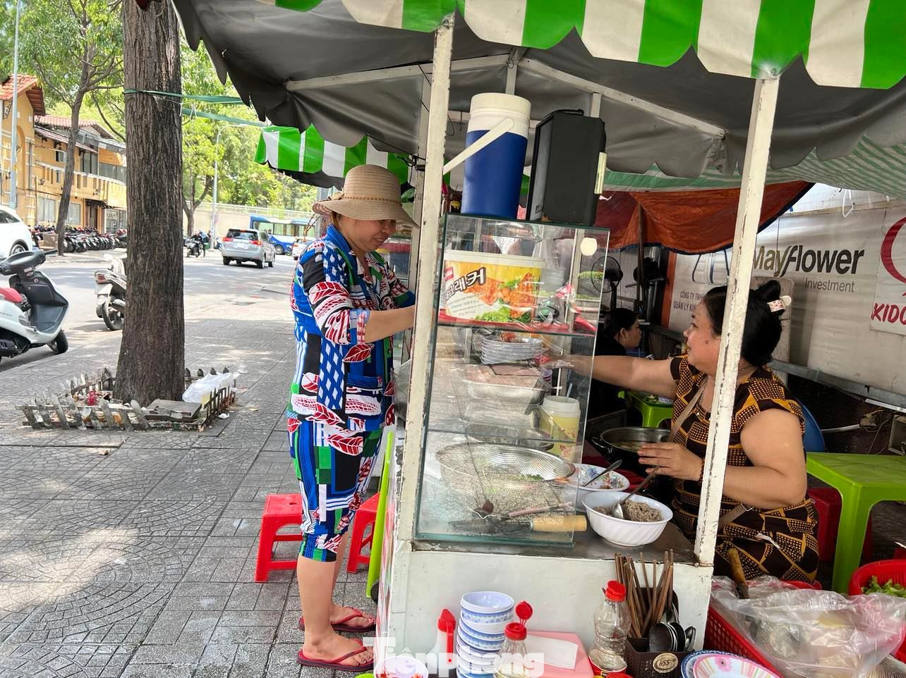 Khu ẩm thực thí điểm theo giờ trên đường Nguyễn Văn Chiêm (quận 1), hàng quán đều kinh doanh có trật tự. Đây là mô hình do UBND quận 1 triển khai hơn 5 năm qua, nhằm hỗ trợ cho những hộ gia đình ở quận 1 trước đây bán hàng rong có một nơi buôn bán ổn định, hợp pháp. Chị Linh (bìa phải), bán phở - hủ tiếu từ những ngày đầu khẳng định: "Chúng tôi luôn chấp hành đúng quy định, không lấn chiếm vỉa hè với người đi đường, bàn ăn cũng được kê vào trong quán và được khách hàng rất ủng hộ". Khu ẩm thực thí điểm theo giờ trên đường Nguyễn Văn Chiêm (quận 1), hàng quán đều kinh doanh có trật tự. Đây là mô hình do UBND quận 1 triển khai hơn 5 năm qua, nhằm hỗ trợ cho những hộ gia đình ở quận 1 trước đây bán hàng rong có một nơi buôn bán ổn định, hợp pháp. Chị Linh (bìa phải), bán phở - hủ tiếu từ những ngày đầu khẳng định: "Chúng tôi luôn chấp hành đúng quy định, không lấn chiếm vỉa hè với người đi đường, bàn ăn cũng được kê vào trong quán và được khách hàng rất ủng hộ".