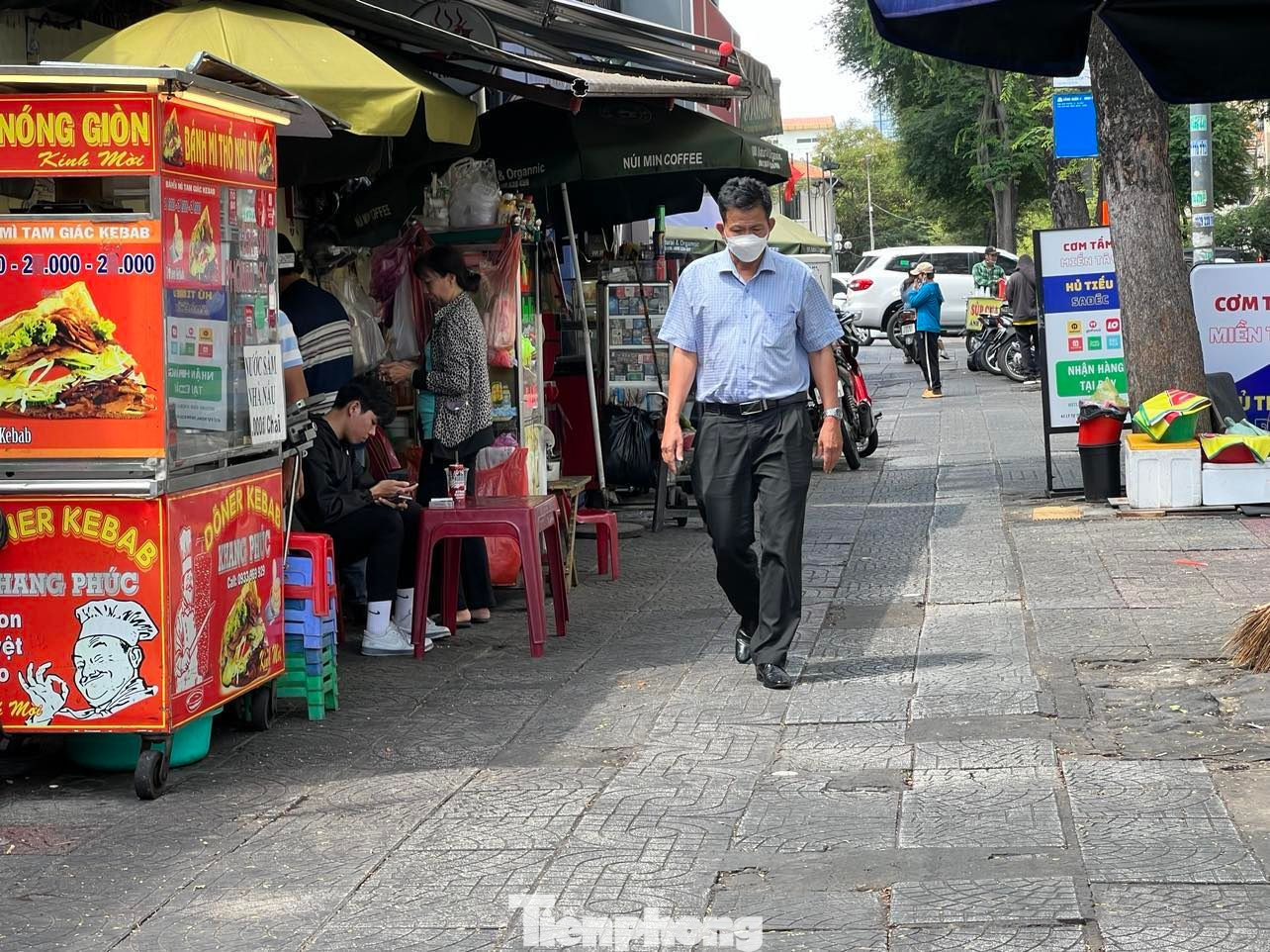 Trưa ngày 5/4, tại nhiều tuyến đường ở trung tâm thành phố, hàng quán bán tại nhiều vỉa hè nhưng vẫn chấp hành đúng quy định ở vạch kẻ, bàn ghế được kê sát vào trong, chừa lối đi rộng rãi, sạch sẽ cho người đi bộ. Trên vỉa hè đường Lý Tự Trọng (quận 1), những tiệm cơm, phở, bánh mì... được người bán hàng đẩy sát vào bên đường. Ông Bình (làm việc ở quận 1) cho biết: "Ngày nào tôi cũng gửi xe và đi bộ ngang đường này để đến công ty. Thật mừng vì người bán hàng rất ý thức vì ngay trung tâm thành phố, hàng quán không lấn chiếm vỉa hè để kinh doanh mà luôn dành phần lớn đường đi cho người đi bộ". Trưa ngày 5/4, tại nhiều tuyến đường ở trung tâm thành phố, hàng quán bán tại nhiều vỉa hè nhưng vẫn chấp hành đúng quy định ở vạch kẻ, bàn ghế được kê sát vào trong, chừa lối đi rộng rãi, sạch sẽ cho người đi bộ. Trên vỉa hè đường Lý Tự Trọng (quận 1), những tiệm cơm, phở, bánh mì... được người bán hàng đẩy sát vào bên đường. Ông Bình (làm việc ở quận 1) cho biết: "Ngày nào tôi cũng gửi xe và đi bộ ngang đường này để đến công ty. Thật mừng vì người bán hàng rất ý thức vì ngay trung tâm thành phố, hàng quán không lấn chiếm vỉa hè để kinh doanh mà luôn dành phần lớn đường đi cho người đi bộ".