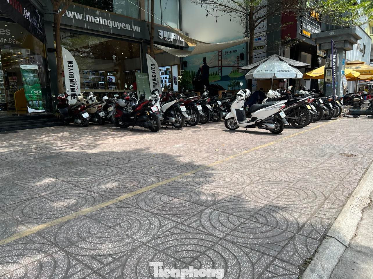 Vỉa hè thông thoáng trước một cửa hàng ở quận 1 Vỉa hè thông thoáng trước một cửa hàng ở quận 1