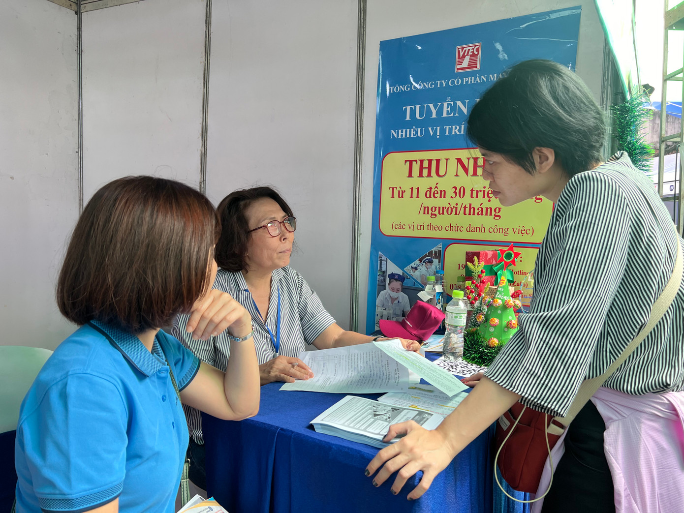 Nhiều DN may mặc, giày da đã có đơn hàng mới nên tăng cường tuyển dụng công nhân.