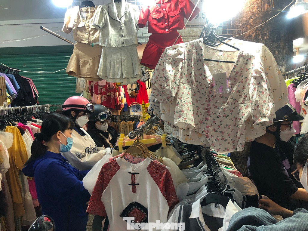 Đầm, áo dài, quần jean... đều có giá từ 100.000-200.000 đồng/bộ, có nơi còn giảm giá 100.000 đồng/3 bộ với đồ trẻ em.
