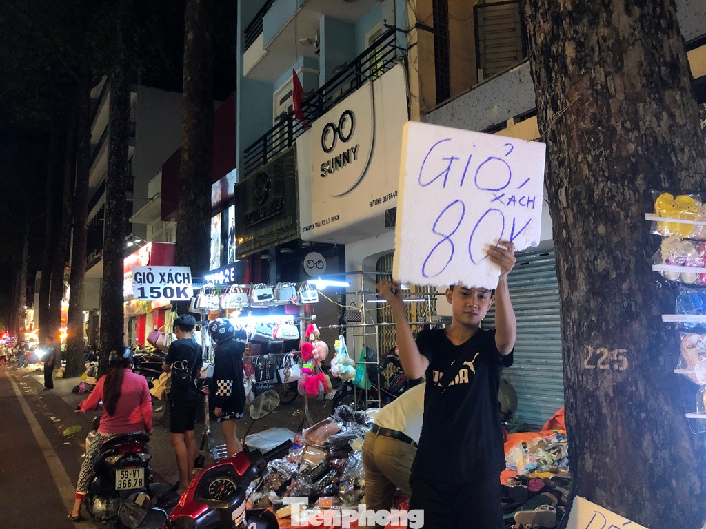 Nhân viên ra tận đường để tiếp thị túi xách.