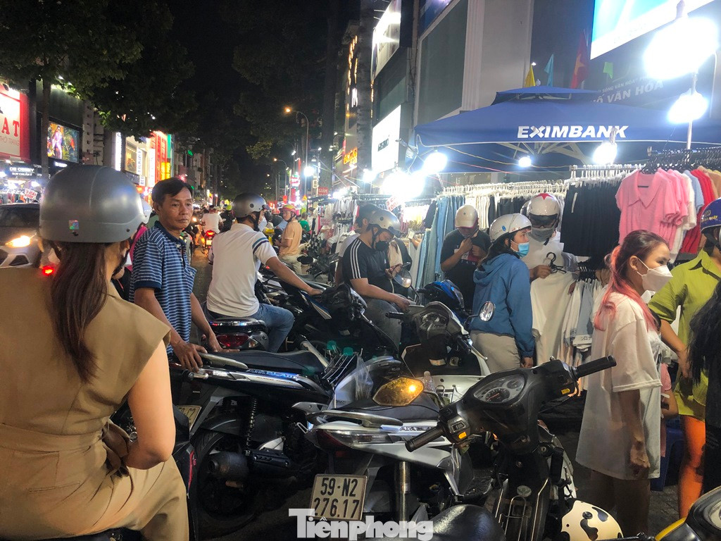 Tối 29 tháng Chạp, đêm bán hàng cuối cùng trong năm cũ 2022 (âm lịch) tại phố thời trang trên đường Nguyễn Trãi (quận 5), khách săn sale tấp nập. Ông Bảo (chủ một sạp quần áo) cho biết: "Thời điểm cuối năm bán được hơn đôi chút nhưng sức mua không bằng năm ngoái".
