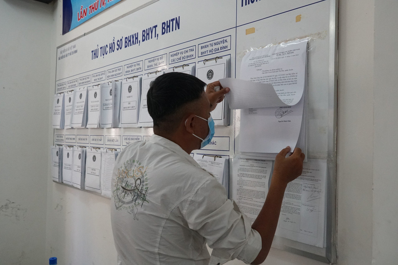 Cơ quan BHXH dán thông báo tại bộ phận một cửa để người dân biết