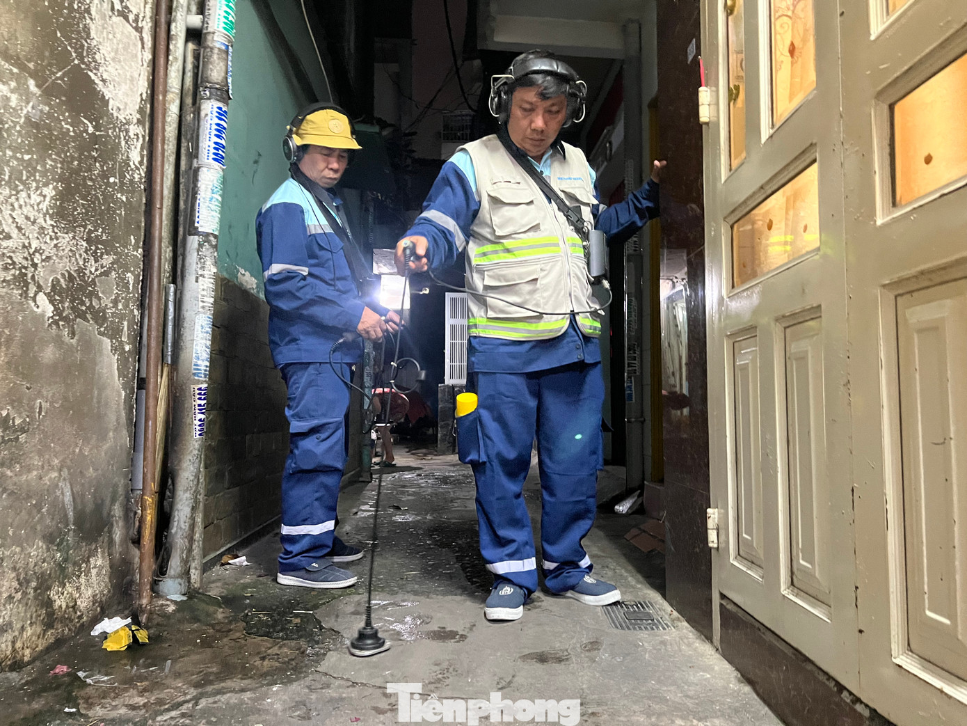 Đi từng ngõ ngách để tìm ống nước hư