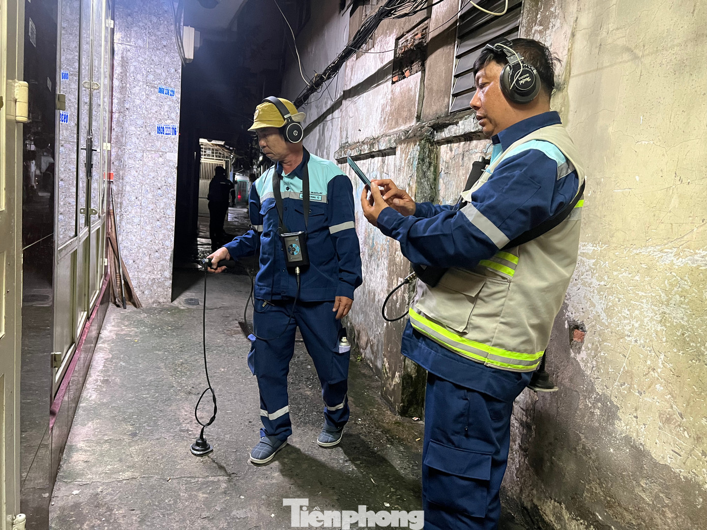 Nhìn những công nhân dò bể với dụng cụ y hệt "bác sĩ"