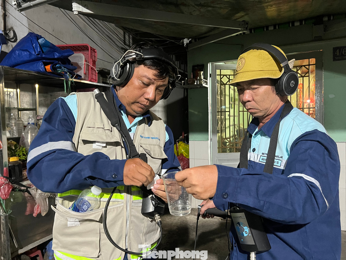 Công việc đi đêm vất vả, nhiều nguy cơ nhưng với những "bác sĩ" dò bể, niềm vui của họ chính là tìm thấy điểm rỏ rỉ nước để xử lý kịp thời, đảm bảo nước sạch cho người dân...