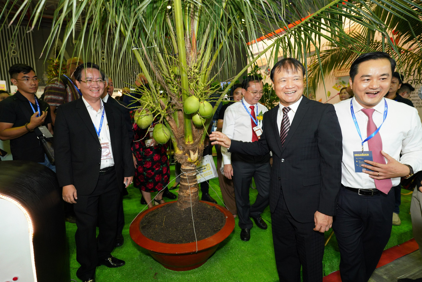 Thứ trưởng Bộ Công thương Đỗ Thắng Hải (thứ 2 từ phải sang) kỳ vọng doanh nghiệp sẽ tìm được thêm nhiều thị trường xuất khẩu mới. Thứ trưởng Bộ Công thương Đỗ Thắng Hải (thứ 2 từ phải sang) kỳ vọng doanh nghiệp sẽ tìm được thêm nhiều thị trường xuất khẩu mới.