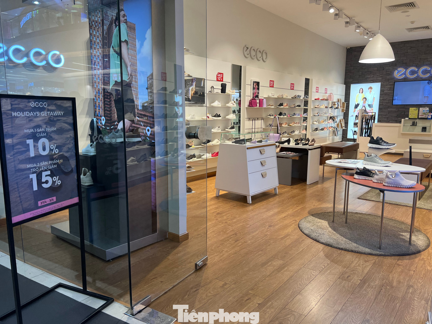 Một cửa hàng trang trí bắt mắt, luôn sẵn sàng phục vụ khách đến mua sắm. Một cửa hàng trang trí bắt mắt, luôn sẵn sàng phục vụ khách đến mua sắm.