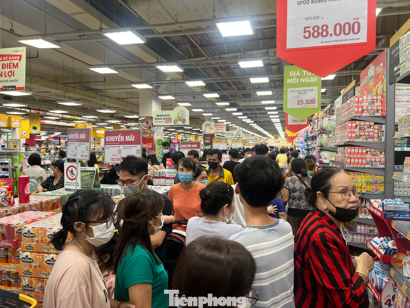 Siêu thị Emart giảm giá nhiều mặt hàng nước uống, hàng tiêu dùng lên đến 50% từ nay đến 10/5, cơ hội bốc thăm trúng thưởng, tặng quạt cầm tay mini giải nhiệt trong những ngày TPHCM nóng bức với hóa đơn mua hàng từ 2 triệu đồng. Siêu thị Emart giảm giá nhiều mặt hàng nước uống, hàng tiêu dùng lên đến 50% từ nay đến 10/5, cơ hội bốc thăm trúng thưởng, tặng quạt cầm tay mini giải nhiệt trong những ngày TPHCM nóng bức với hóa đơn mua hàng từ 2 triệu đồng.