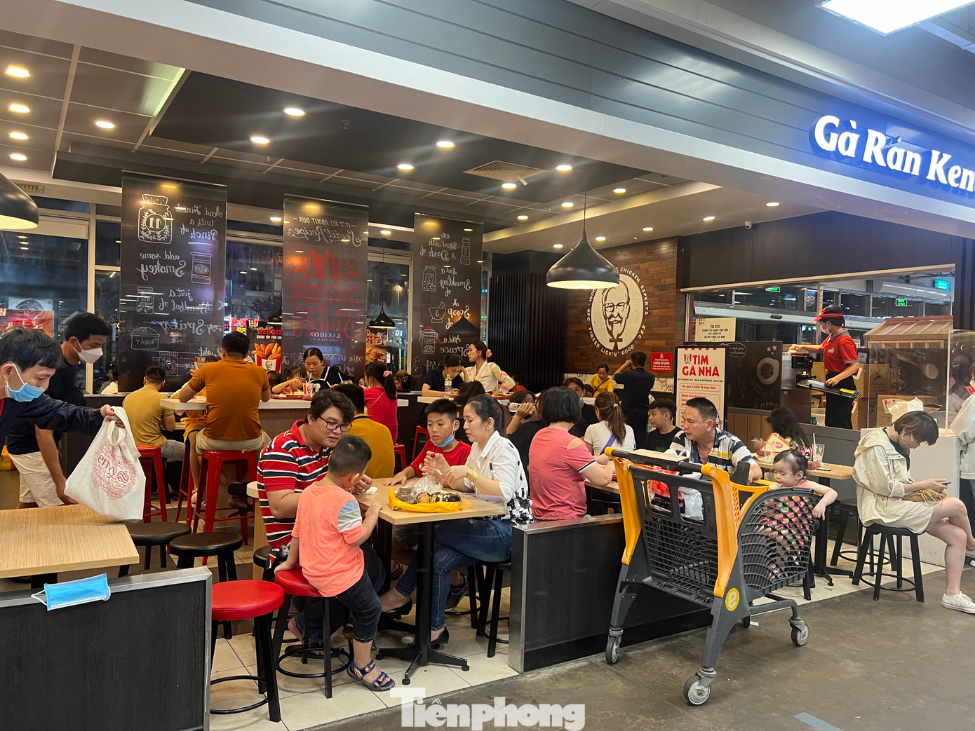 "Khách hàng đông nghịt ở các quán ăn từ trưa đến tối muộn. Chúng tôi huy động tối đa nhân viên để phục vụ khách tốt nhất" - quản lý một tiệm gà rán cho hay. "Khách hàng đông nghịt ở các quán ăn từ trưa đến tối muộn. Chúng tôi huy động tối đa nhân viên để phục vụ khách tốt nhất" - quản lý một tiệm gà rán cho hay.