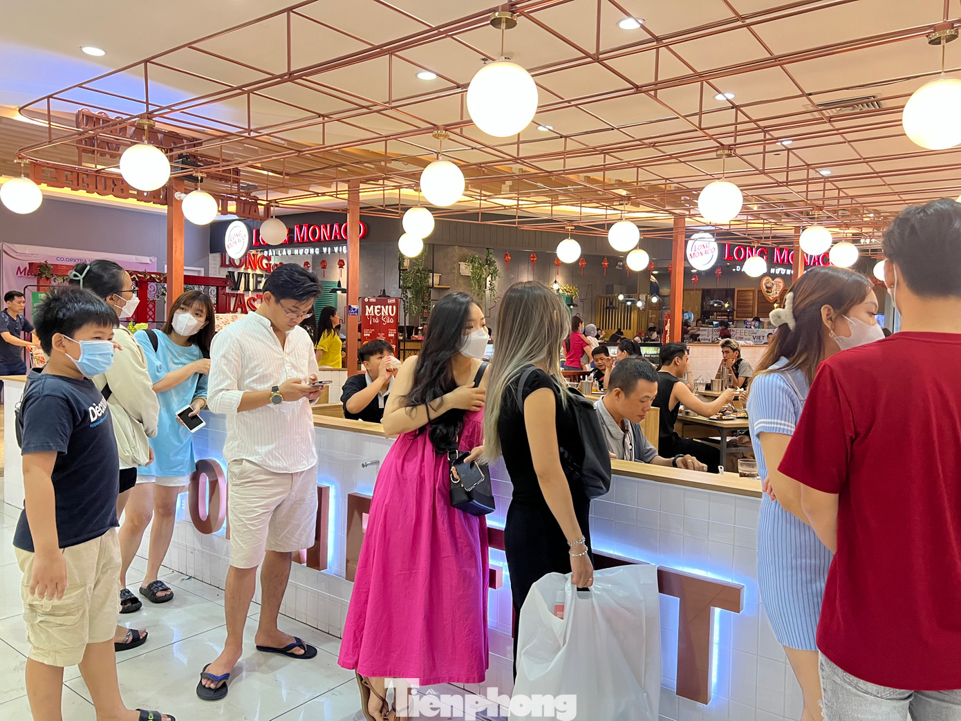 "Chúng tôi chờ đợi khá lâu, hơn 30 phút để được sắp chỗ và phục vụ. Tuy nhiên nhân viên các quán đều rất nhiệt tình, mình cũng biết ngày lễ nơi nào cũng đông như vậy nên không cảm thấy phiền mà vui vẻ chờ" - chị Lý Lê (khách du lịch đến từ Đà Lạt) tâm sự. "Chúng tôi chờ đợi khá lâu, hơn 30 phút để được sắp chỗ và phục vụ. Tuy nhiên nhân viên các quán đều rất nhiệt tình, mình cũng biết ngày lễ nơi nào cũng đông như vậy nên không cảm thấy phiền mà vui vẻ chờ" - chị Lý Lê (khách du lịch đến từ Đà Lạt) tâm sự.