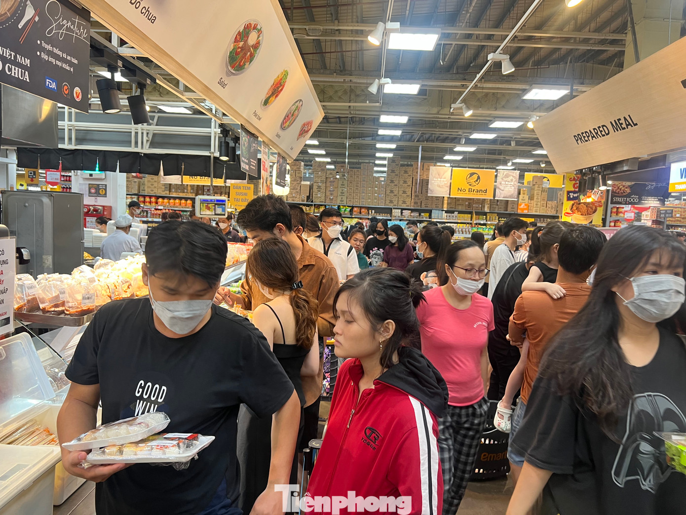 Tuy rất đông khách, phải xếp hàng, chờ đợi rất lâu nhưng khách hàng đều vui vẻ chấp hành theo sự hướng dẫn của nhân viên siêu thị Tuy rất đông khách, phải xếp hàng, chờ đợi rất lâu nhưng khách hàng đều vui vẻ chấp hành theo sự hướng dẫn của nhân viên siêu thị