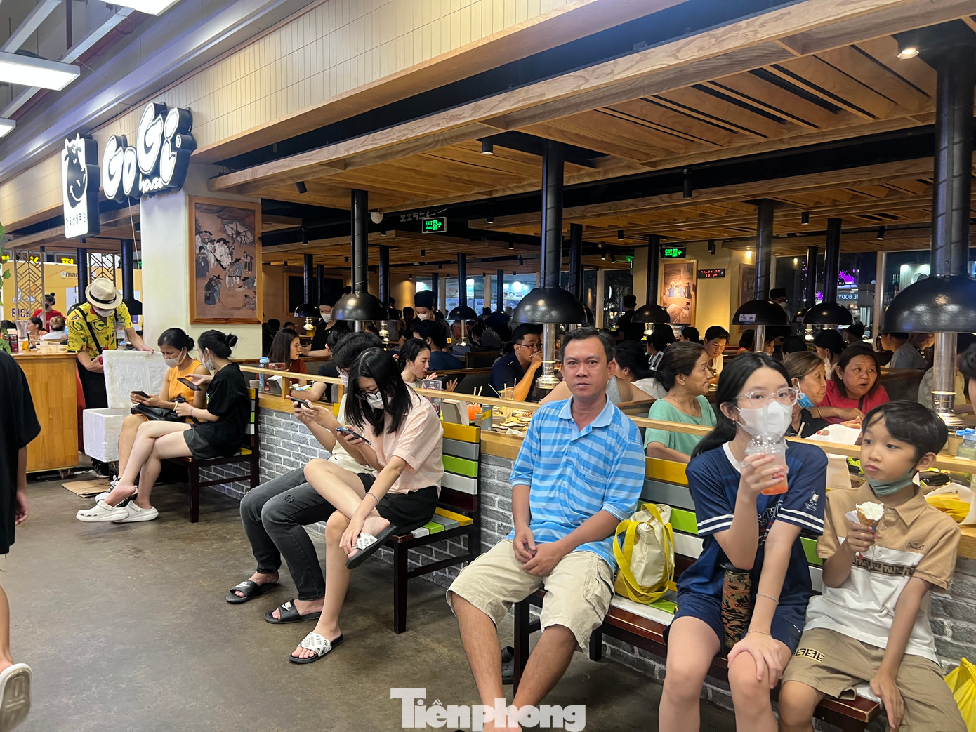 Do lượng khách quá đông, nhiều người phải chờ đợi bên ngoài đến khi có bàn mới được vào. Do lượng khách quá đông, nhiều người phải chờ đợi bên ngoài đến khi có bàn mới được vào.