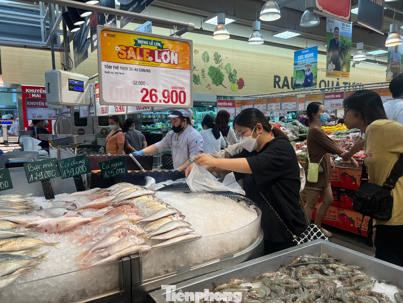 Hệ thống siêu thị GO!, Big C giảm giá lên đến 50% đối với trên 1.000 sản phẩm từ thực phẩm tươi sống, thực phẩm chế biến, các loại rượu, bia, nước giải khát giải nhiệt mùa hè, cho đến các loại quần áo thời trang và đặc biệt là các sản phẩm đặc sản địa phương trên khắp cả nước. Đặc biệt với hóa đơn mua hàng từ 500.000 đồng, khách sẽ nhận được 1 phiếu bốc thăm trúng thưởng với nhiều quà tặng giá trị. Hệ thống siêu thị GO!, Big C giảm giá lên đến 50% đối với trên 1.000 sản phẩm từ thực phẩm tươi sống, thực phẩm chế biến, các loại rượu, bia, nước giải khát giải nhiệt mùa hè, cho đến các loại quần áo thời trang và đặc biệt là các sản phẩm đặc sản địa phương trên khắp cả nước. Đặc biệt với hóa đơn mua hàng từ 500.000 đồng, khách sẽ nhận được 1 phiếu bốc thăm trúng thưởng với nhiều quà tặng giá trị.