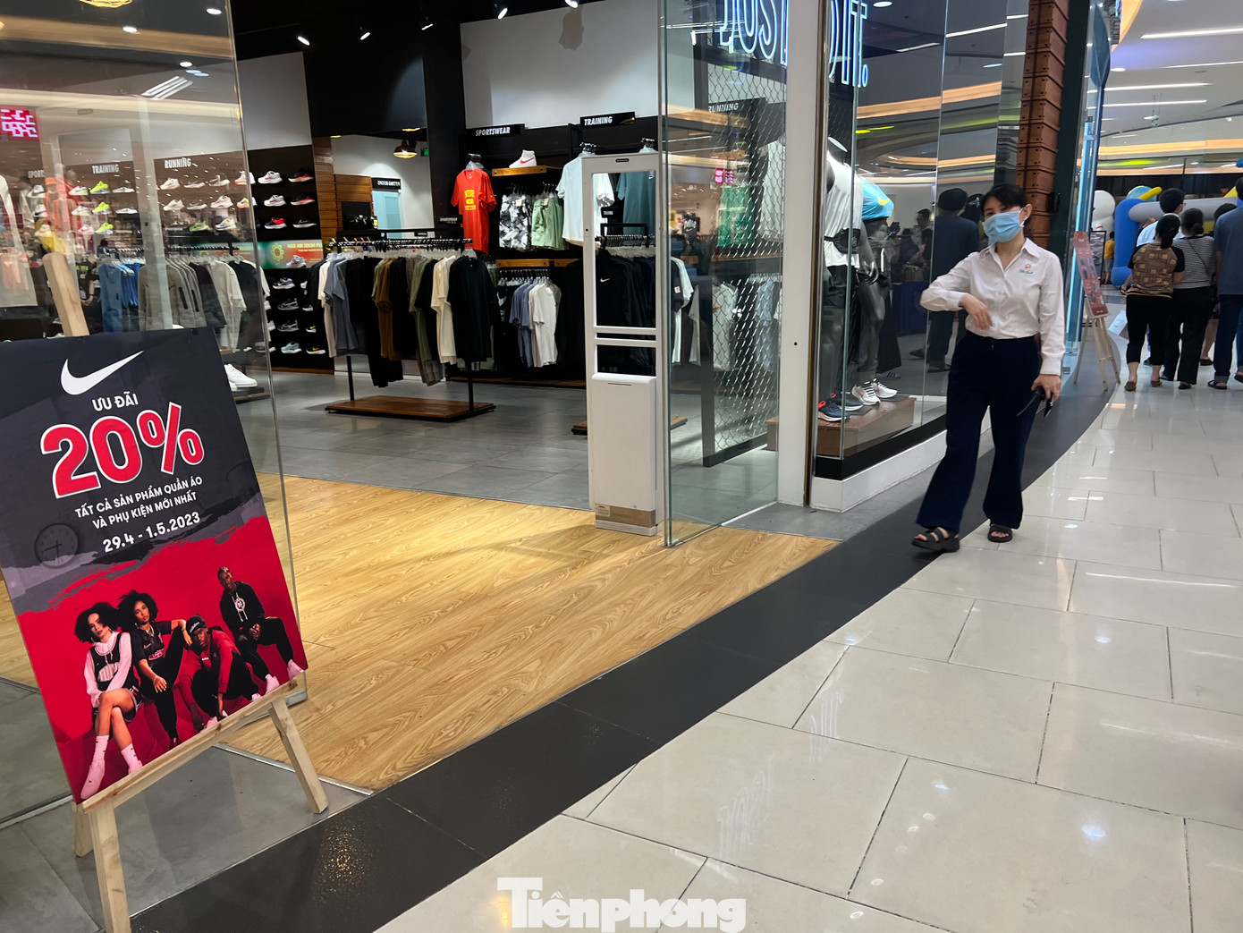 "Trước đây, các nhãn hiệu thời trang thường chỉ giảm giá dịp cuối năm nhưng bây giờ, họ hầu như khuyến mãi quanh năm nên giảm sức hấp dẫn với khách. Bên cạnh đó, kinh tế khó khăn khiến nhiều người tính toán kỹ hơn khi chi tiêu" - chị Minh Hoa (nhân viên kế toán một công ty ở quận 1) nhìn nhận. "Trước đây, các nhãn hiệu thời trang thường chỉ giảm giá dịp cuối năm nhưng bây giờ, họ hầu như khuyến mãi quanh năm nên giảm sức hấp dẫn với khách. Bên cạnh đó, kinh tế khó khăn khiến nhiều người tính toán kỹ hơn khi chi tiêu" - chị Minh Hoa (nhân viên kế toán một công ty ở quận 1) nhìn nhận.