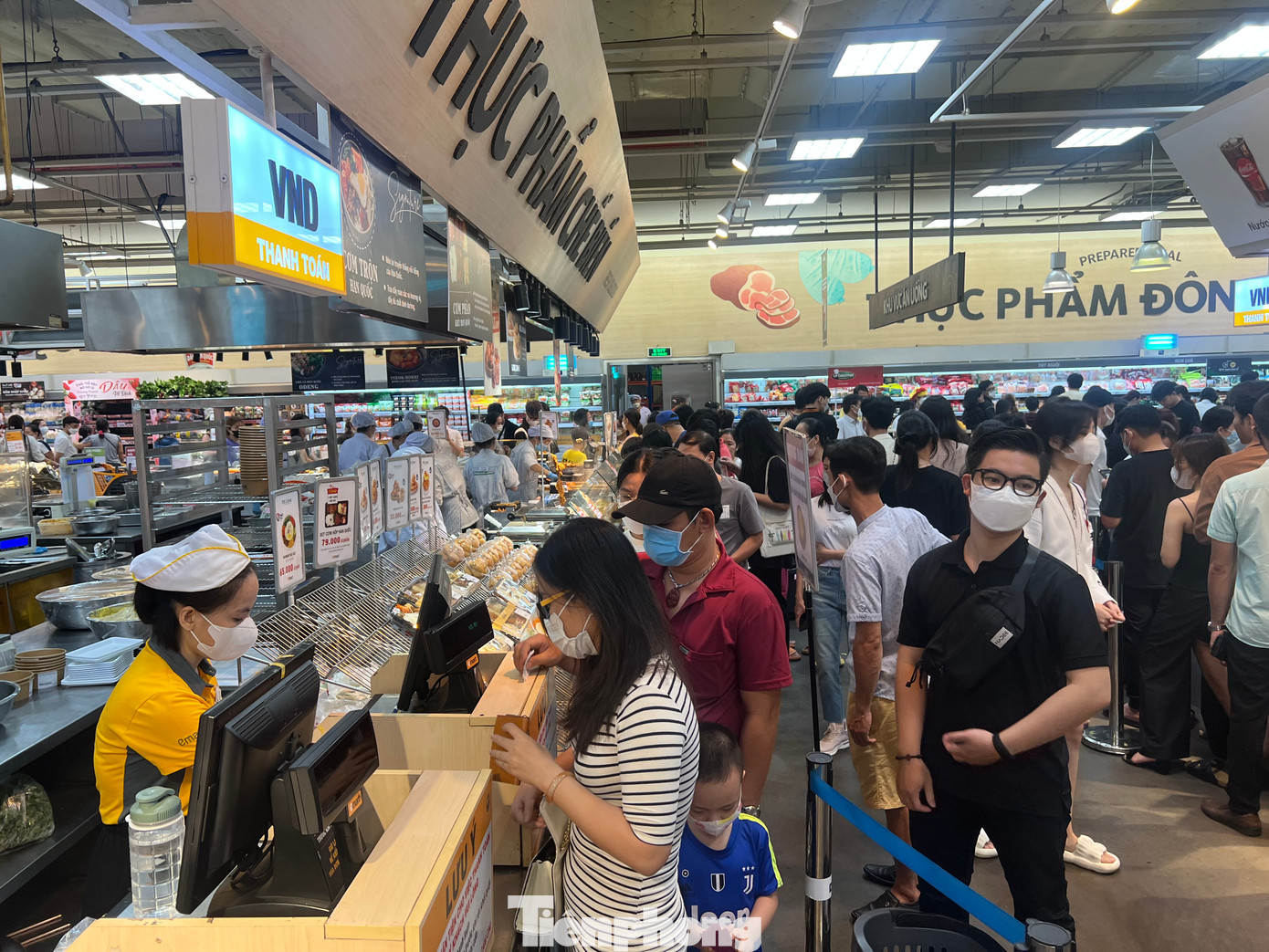 Tại khu vực thức ăn nhanh cũng chật kín người xếp hàng chọn món, chờ đợi thanh toán. Tại khu vực thức ăn nhanh cũng chật kín người xếp hàng chọn món, chờ đợi thanh toán.