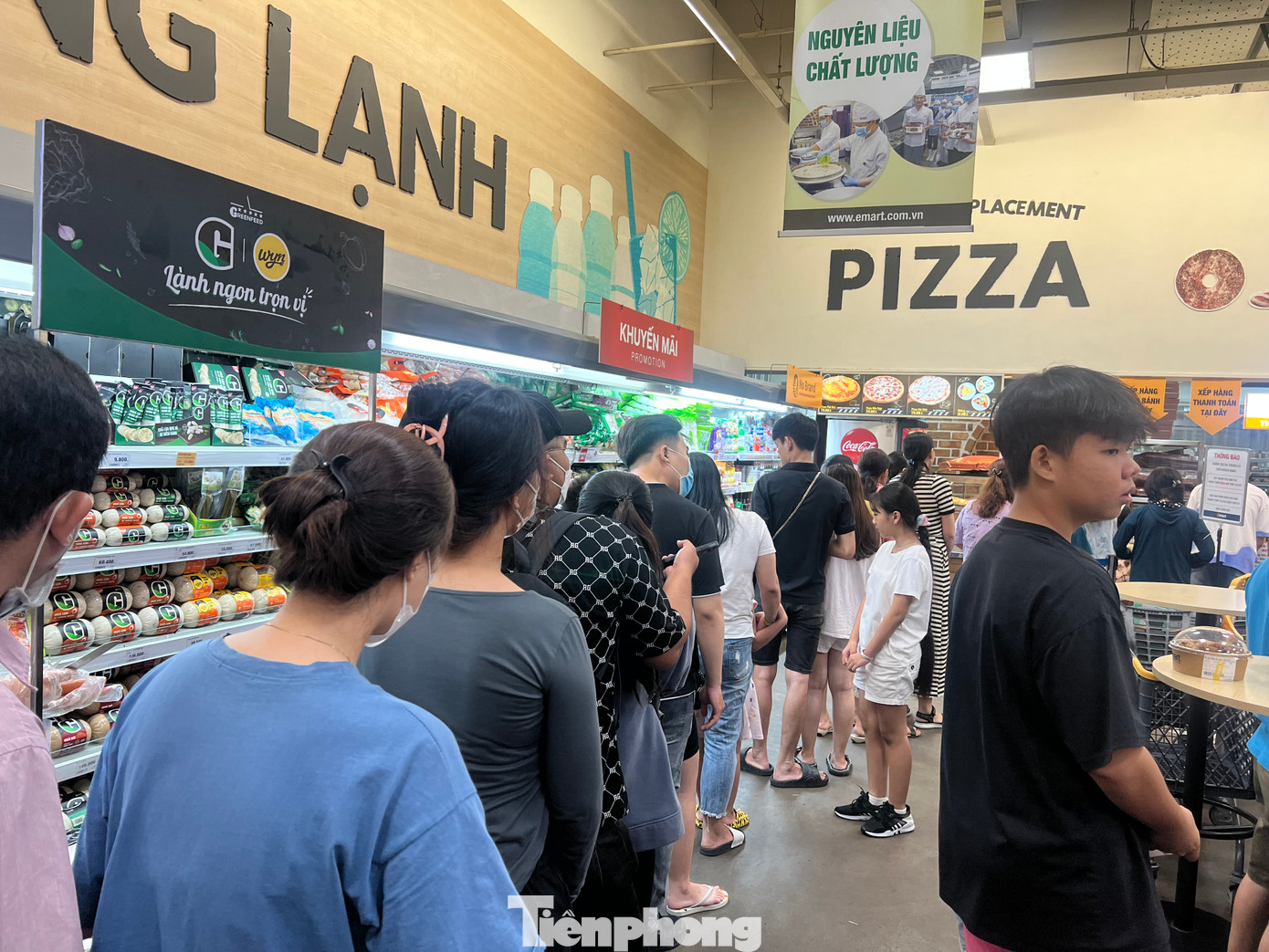 Dòng người rồng rắn chờ thanh toán tại một trung tâm thương mại Dòng người rồng rắn chờ thanh toán tại một trung tâm thương mại