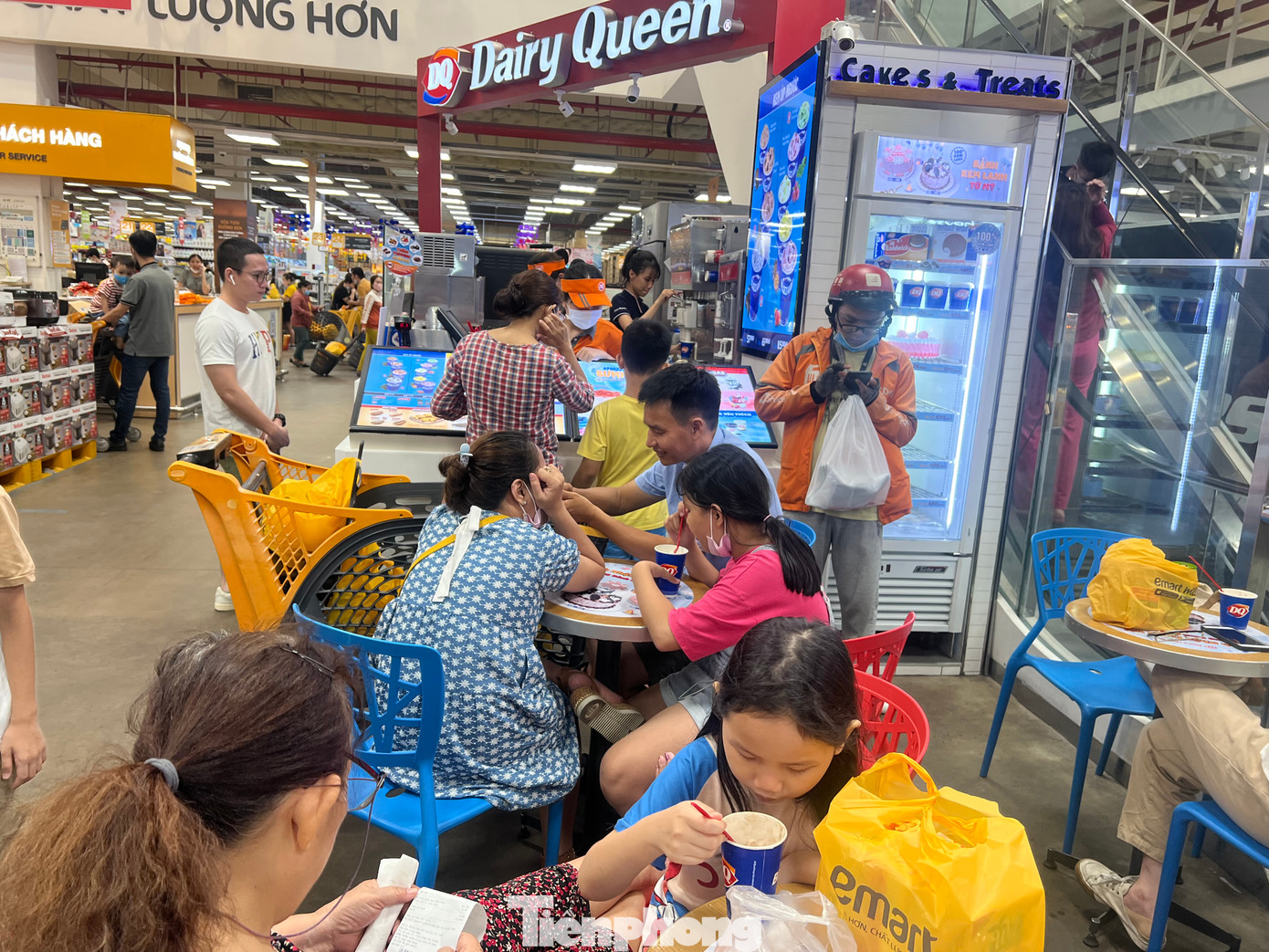 Theo nhiều khách hàng, thay vì đi chơi một nơi rồi tìm nơi ăn uống, họ thường chọn các trung tâm thương mại có kết hợp nhiều tiện ích như siêu thị, quán ăn, sân chơi, rạp chiếu phim để có thể vui chơi cả ngày. Theo nhiều khách hàng, thay vì đi chơi một nơi rồi tìm nơi ăn uống, họ thường chọn các trung tâm thương mại có kết hợp nhiều tiện ích như siêu thị, quán ăn, sân chơi, rạp chiếu phim để có thể vui chơi cả ngày.