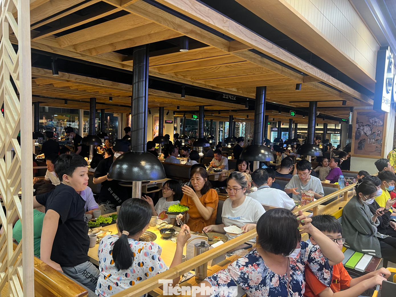 Trong những ngày lễ, nhiều quán ăn không phụ thu thêm dịch vụ; ngược lại còn có nhiều chương trình giảm khuyến mãi hấp dẫn du khách. Trong những ngày lễ, nhiều quán ăn không phụ thu thêm dịch vụ; ngược lại còn có nhiều chương trình giảm khuyến mãi hấp dẫn du khách.