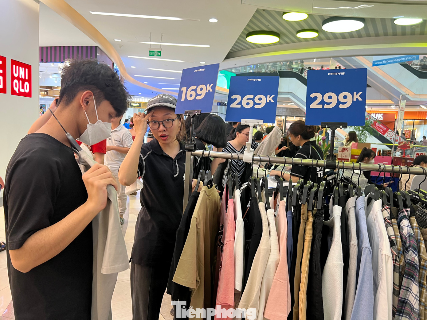 Không chỉ thực phẩm mà quần áo, giày dép, túi xách cũng có nhiều chương trình giảm giá "sập sàn". Không chỉ thực phẩm mà quần áo, giày dép, túi xách cũng có nhiều chương trình giảm giá "sập sàn".