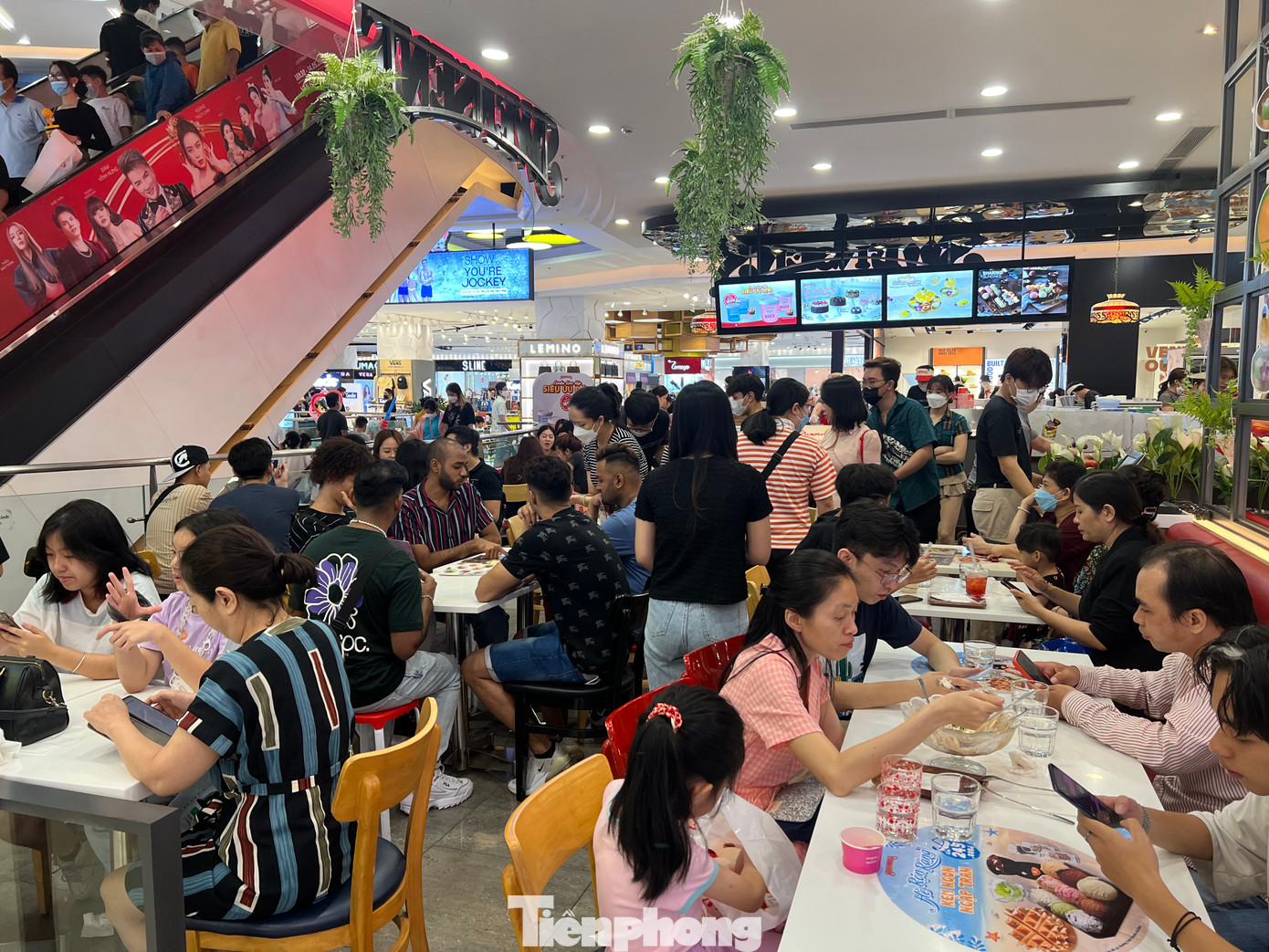 Trưa 1/5, tại nhiều quán ăn ở TPHCM đông nghịt khách đến vui chơi, ăn uống. Tại khu ăn uống của nhiều siêu thị, trung tâm thương mại như Vạn Hạnh mall, Aeon, Emart, Lotte... gần như không còn một bàn trống. Trưa 1/5, tại nhiều quán ăn ở TPHCM đông nghịt khách đến vui chơi, ăn uống. Tại khu ăn uống của nhiều siêu thị, trung tâm thương mại như Vạn Hạnh mall, Aeon, Emart, Lotte... gần như không còn một bàn trống.