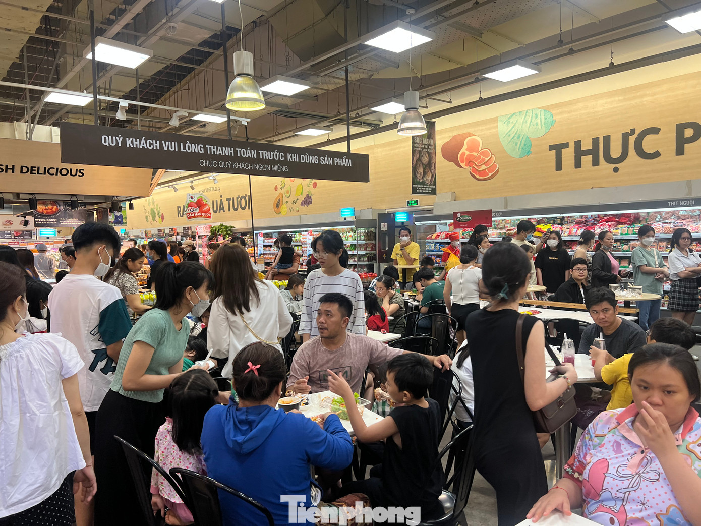 "Hai hôm trước tôi đã đưa cả gia đình đi chơi ở Suối Tiên, Thảo Cầm Viên... nên hôm nay muốn vào trung tâm thương mại để mua sắm, vui chơi. Để bữa trưa, cả nhà đến khu vực ẩm thực ăn uống nhưng gần như không còn một bàn trống tại nhiều nhà hàng trong trung tâm thương mại" - anh Nguyễn Văn Tâm (ngụ TP Thủ Đức) cho biết. "Hai hôm trước tôi đã đưa cả gia đình đi chơi ở Suối Tiên, Thảo Cầm Viên... nên hôm nay muốn vào trung tâm thương mại để mua sắm, vui chơi. Để bữa trưa, cả nhà đến khu vực ẩm thực ăn uống nhưng gần như không còn một bàn trống tại nhiều nhà hàng trong trung tâm thương mại" - anh Nguyễn Văn Tâm (ngụ TP Thủ Đức) cho biết.