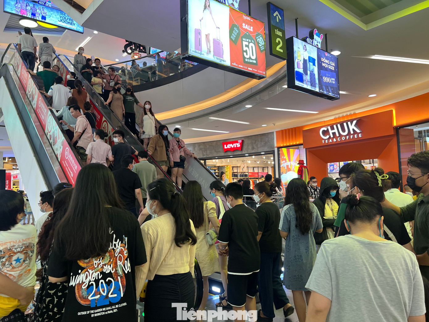 Đông nghịt người đến trung tâm thương mại vui chơi trong ngày 1/5. Đông nghịt người đến trung tâm thương mại vui chơi trong ngày 1/5.